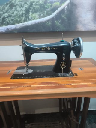 Máquina de coser Alfa antigua