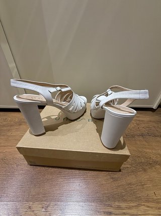 Sandalias de tacón blancas Unisa