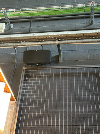 Altavoz de pared negro