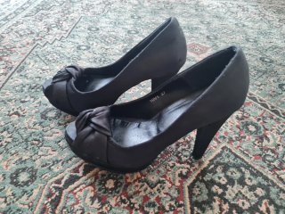 Zapatos de tacón negros peep toe