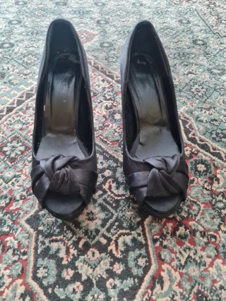 Zapatos de tacón negros peep toe