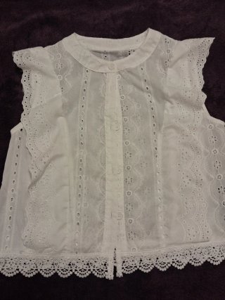 Camisa blanca de encaje sin mangas