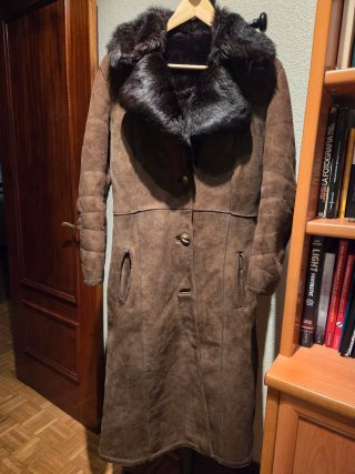 Abrigo Piel Vuelta Marrón con Cuello Peludo