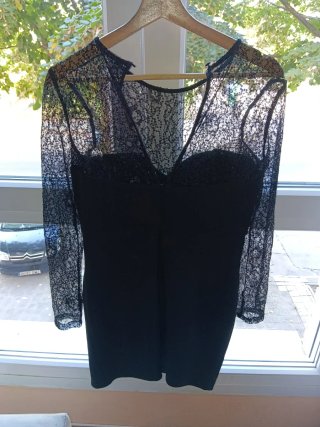 Vestido Negro con Mangas de Encaje
