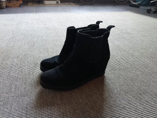 Botines con cuña Alma en Pena negros