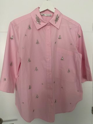 Camisa Zara rosa con detalles joya