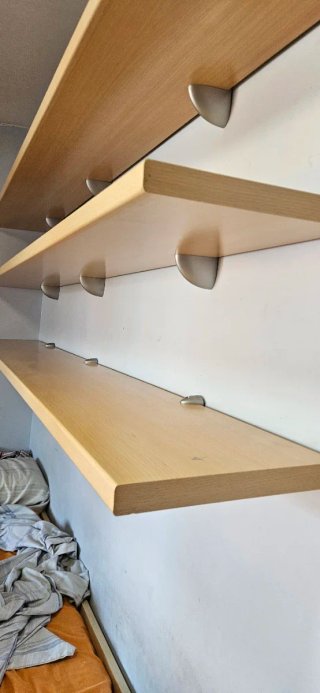 3 Scaffali in legno con supporti in plastica