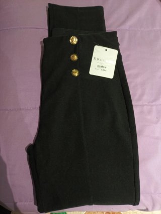 Pantalón tipo malla con botones dorados