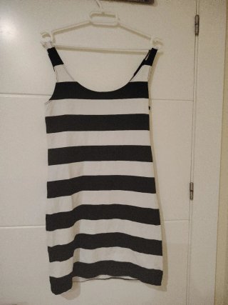 Vestido de rayas blanco y negro
