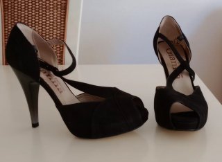 Zapatos de tacón Gianna di Firenze negros de ante.