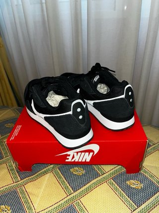 Nike Venture Runner Negro/Blanco
