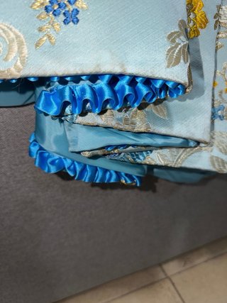 Precioso traje de fallera azul con manteletas