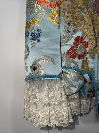Precioso traje de fallera azul con manteletas
