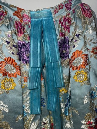 Precioso traje de fallera azul con manteletas