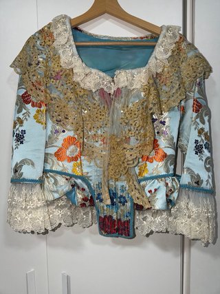 Precioso traje de fallera azul con manteletas