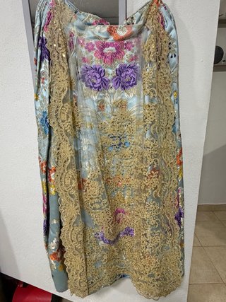 Precioso traje de fallera azul con manteletas