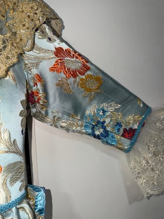 Precioso traje de fallera azul con manteletas