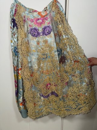 Precioso traje de fallera azul con manteletas