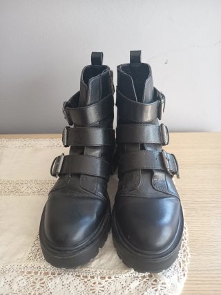 Botines Negros con Hebillas