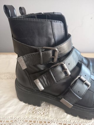 Botines Negros con Hebillas