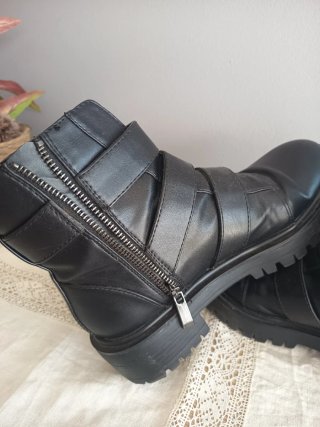 Botines Negros con Hebillas