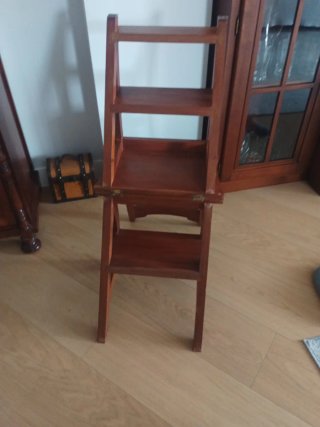 Silla escalera, decoración y vale de estantería.