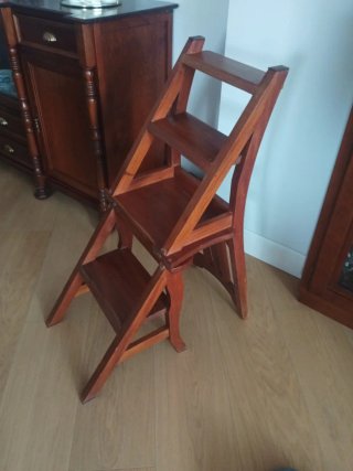 Silla escalera, decoración y vale de estantería.