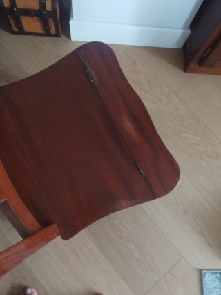 Silla escalera, decoración y vale de estantería.