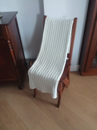 Silla escalera, decoración y vale de estantería.