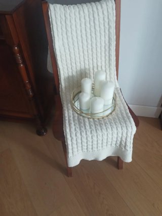 Silla escalera, decoración y vale de estantería.