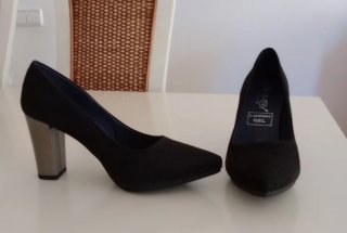 Zapatos de tacón negros de piel y ante.