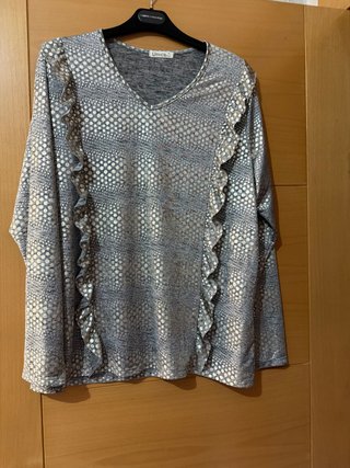 Blusa Unica gris plateada con volantes