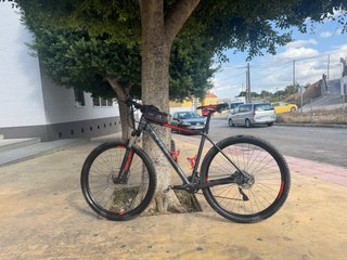 Bicicleta de montaña negra y roja