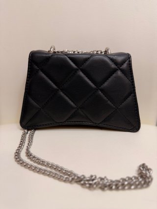 Bolso negro acolchado con cadena SIN USO