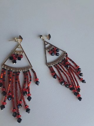 Pendientes largos con cuentas rojas y negras