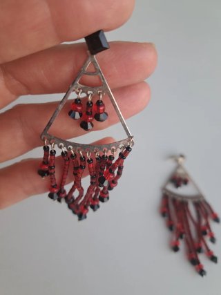 Pendientes largos con cuentas rojas y negras