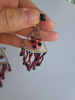 Pendientes largos con cuentas rojas y negras