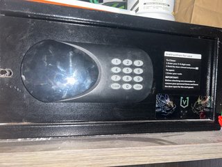 Caja fuerte negra con código
