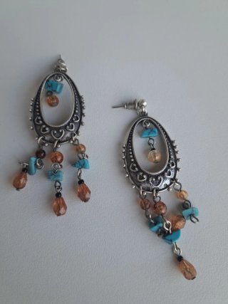 Pendientes largos con piedras turquesa y naranja
