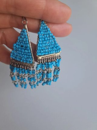 Pendientes largos turquesa con detalles plateados