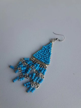 Pendientes largos turquesa con detalles plateados
