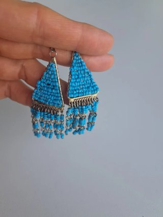 Pendientes largos turquesa con detalles plateados