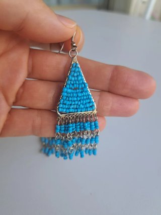 Pendientes largos turquesa con detalles plateados