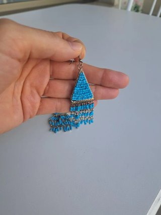 Pendientes largos turquesa con detalles plateados
