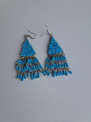 Pendientes largos turquesa con detalles plateados