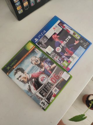 Lote 2 Juegos FIFA 06 (Xbox) y FIFA 21 (PS4)