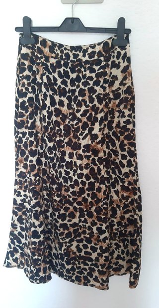 Falda de corte midi. Nueva sin estrenar. Estampado