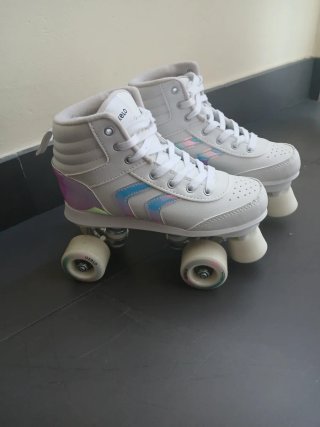 Patines 4 Ruedas Blancos con Detalles
