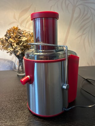 Licuadora con Acabado en Acero y Rojo
