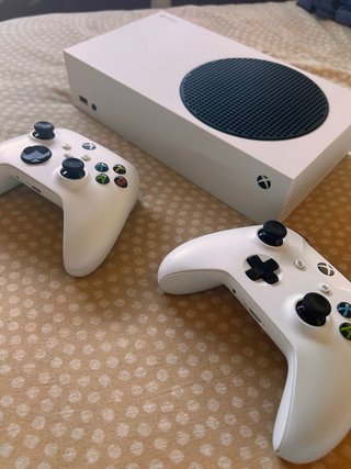 Xbox Series S con 2 controller